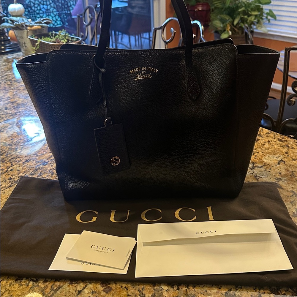 Gucci ❤️  Swing tote/Shopper in a black pebbled leather - Pre❤️Loved - Picture 8 of 17